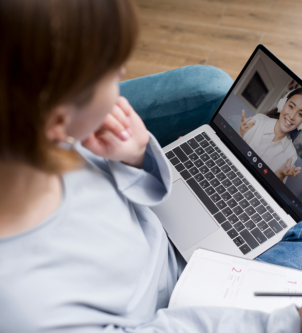 Mentorka na wideorozmowie z uczennicą podczas sesji online